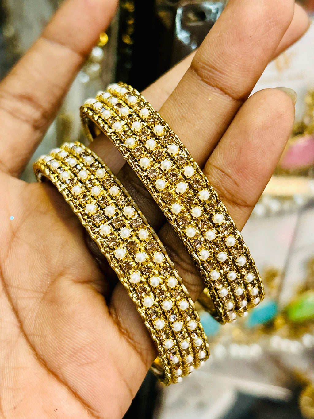 SD003- Gold and white stone