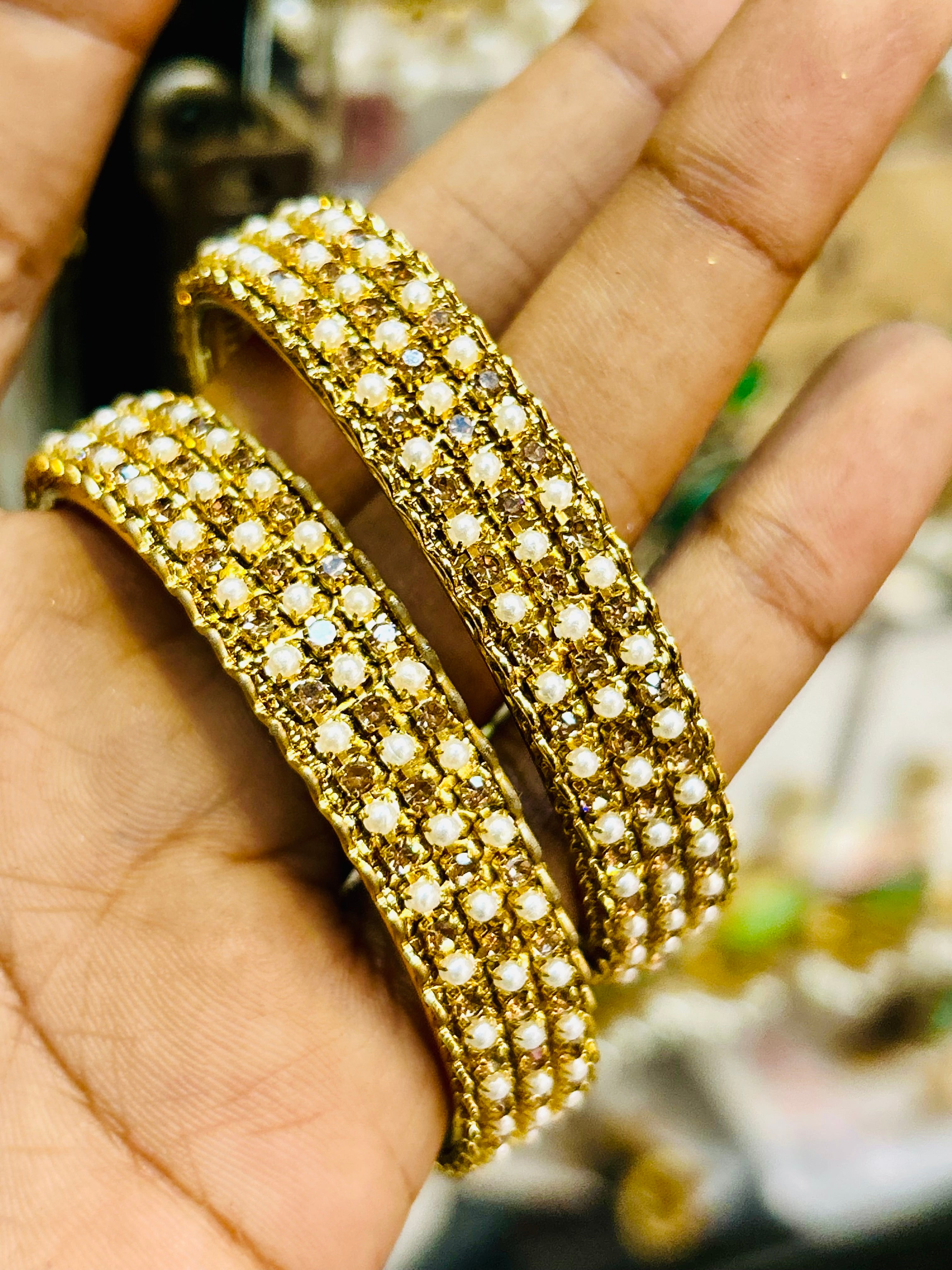 SD003- Gold and white stone